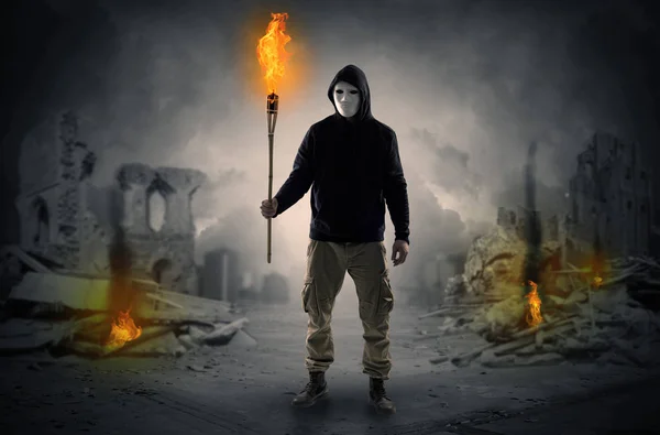 Homem vindo com flambeau ardente em um conceito de cena de catástrofe — Fotografia de Stock