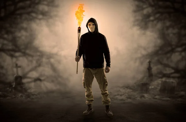 Hombre saliendo de un matorral con flambeau ardiente — Foto de Stock