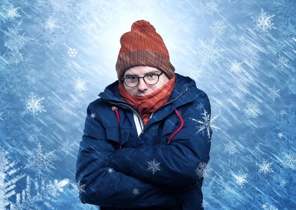 男孩冻在温暖的衣裳和雪概念 — 图库照片