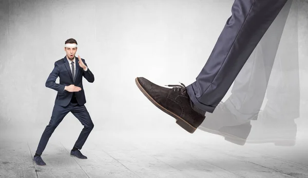 Grande pie pisotear adecuado karate hombre — Foto de Stock