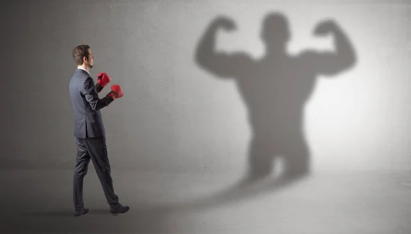 Empresário lutando com sua sombra mandona — Fotografia de Stock