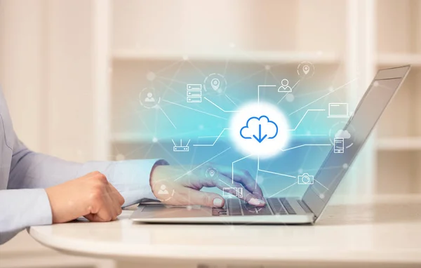 Zakenvrouw die op haar laptop met online opslag en cloud technologie concept werkt — Stockfoto