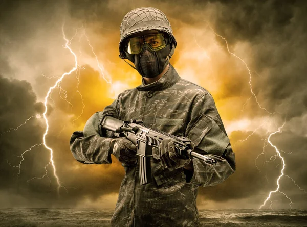 Вооруженный солдат, стоящий в неясную погоду — стоковое фото