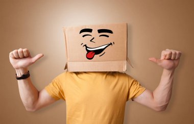 Mutlu karton kutu yüzü ile genç çocuk