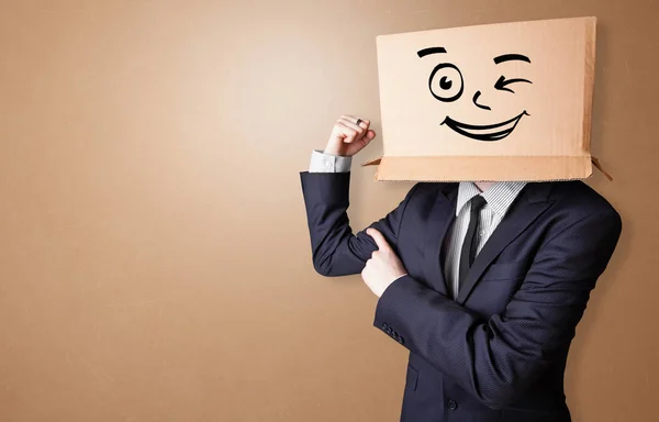 Jovem com cara de caixa de papelão feliz — Fotografia de Stock