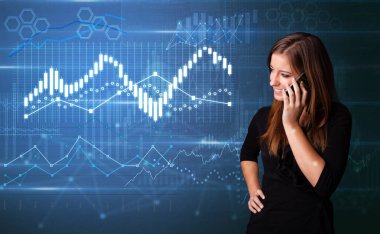 Arka planda diyagramları ile telefonda konuşurken kişi