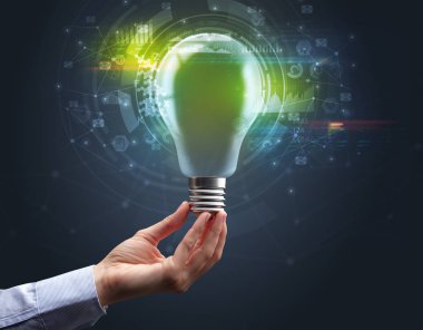 Koyu arkaplanda el ele tutuşan ampul