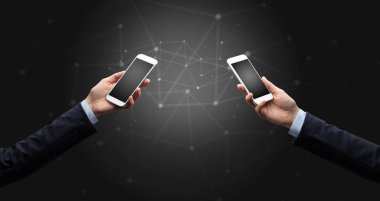 Akıllı telefonlar holding iki eller yakın çekim