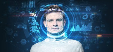 Koyu arka plan, yüz tanıma kavramı üzerinde genç adam