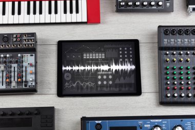 Müzik aletleri ve kayıt uygulaması ile tablet