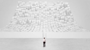 Küçük adam bir sonsuzluk labirent önünde ayakta