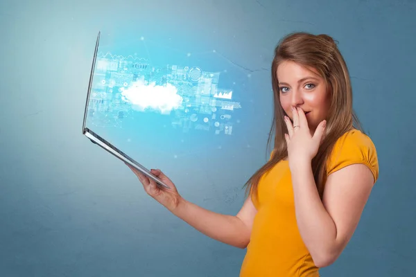 Vrouw met laptop met cloud gebaseerd systeem meldingen — Stockfoto