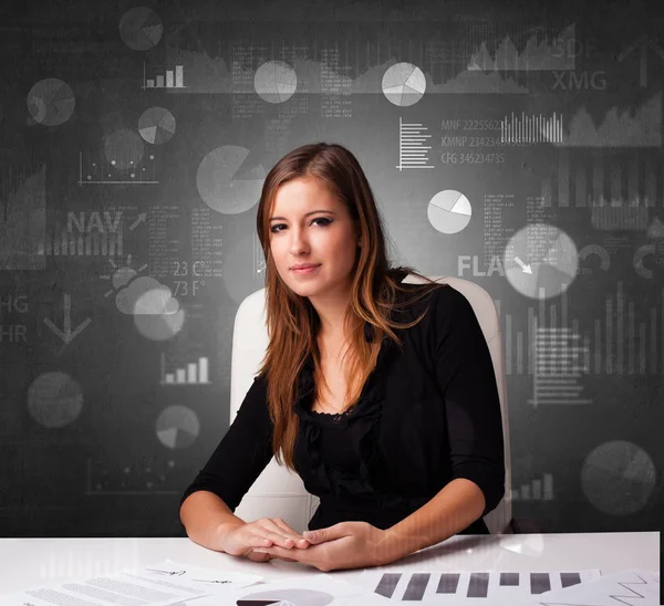 Manager bij het maken van rapporten en statistieken met schoolbord achtergrond Bureau — Stockfoto