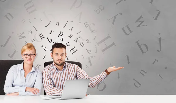 Geschäftsmann sitzt am Schreibtisch mit Redaktionskonzept — Stockfoto