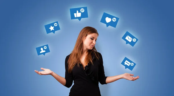 Żonglować osoby z symbolami mediów społecznościowych — Zdjęcie stockowe