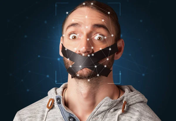 Erkennung eines Gesichts durch Überlagerung eines Netzes — Stockfoto
