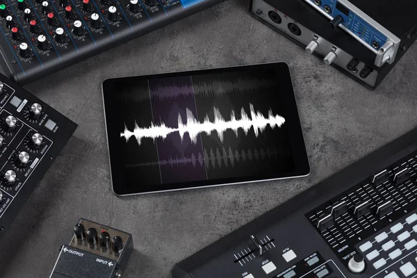 タブレットと電子音楽の楽器 — ストック写真