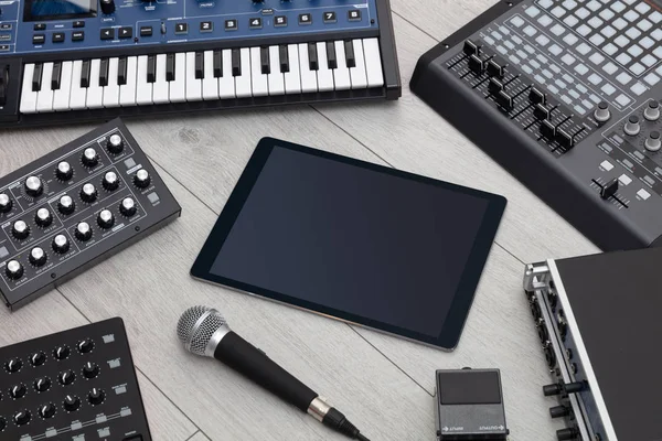Tabletu a elektronické hudební nástroje — Stock fotografie