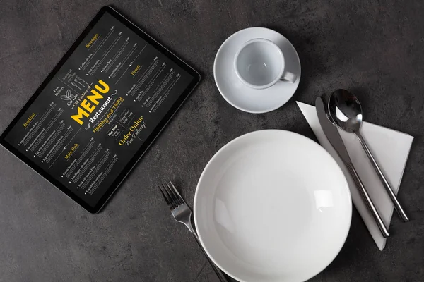 Tableware with online menu on tablet — Stock Photo, Image