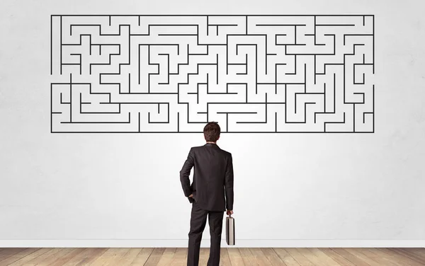 Üzletember keresi egy labirintus a falon — Stock Fotó