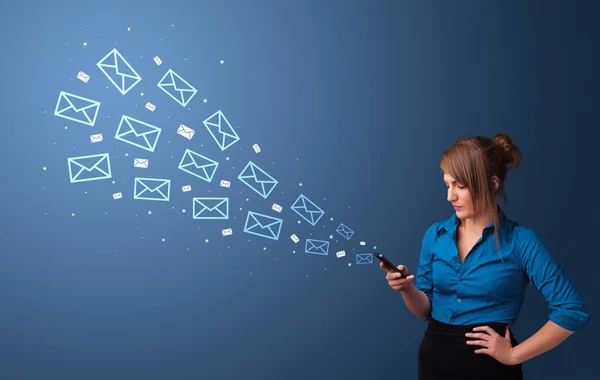 Geschäftsfrau telefoniert mit Mail-Konzept herum — Stockfoto