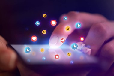 Sosyal medya kavramı ile telefon dokunmak parmak