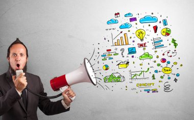 Ofis konsepti ile hoparlörde konuşan kişi