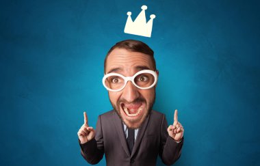 Taç ile küçük vücut üzerinde büyük kafa