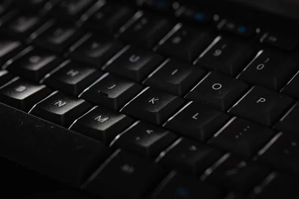 Крупный план темной клавиатуры — стоковое фото