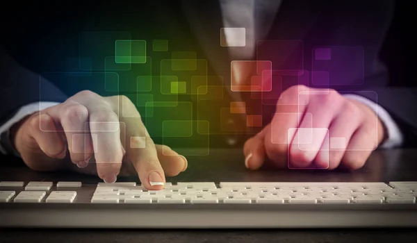 Γυναίκα πληκτρολογώντας στο πληκτρολόγιο με πολύχρωμα έννοια — Φωτογραφία Αρχείου