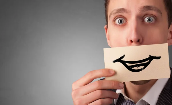 Πρόσωπο που κρατά μπροστά από το στόμα της μια κάρτα — Φωτογραφία Αρχείου
