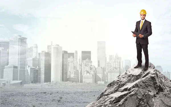 Business person looking to ruined city from distance — Stock Photo, Image