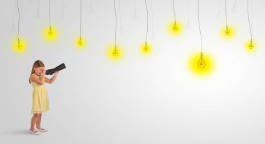 Küçük çocuk ampuller için spyglass üzerinden seyir