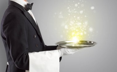 Gizemli ışık tepsi üzerinde hizmet veren garson