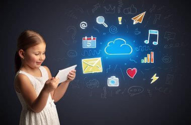 Kız holding tablet uygulamaları kavramı ile