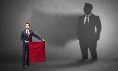 Boğa güreşçisi kavramı ve onun gölgesi arka planda ile işadamı