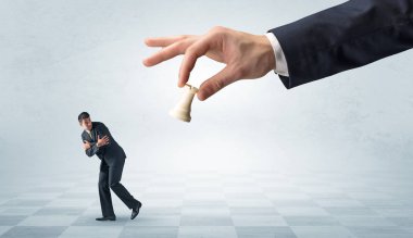Alkış uzak Satrançtaşı kavramı ile çalışan küçük iş adamı