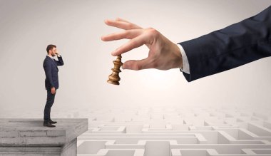 Labirent düşünme stratejileri hakkında tepesinden küçük iş adamı