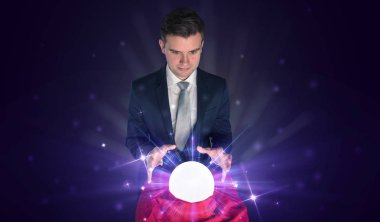 Kristal top eylem ile oturan işadamı