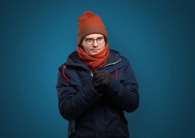 Yakışıklı çocuk sıcak giysiler içinde dondurma