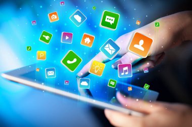 El ile uygulama simgeleri etrafında uçan tablet kullanma