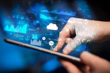 El ile uygulama simgeleri etrafında uçan tablet kullanma