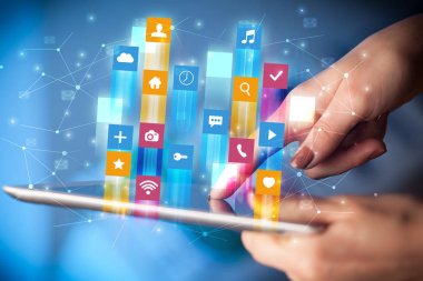 El ile uygulama simgeleri etrafında uçan tablet kullanma