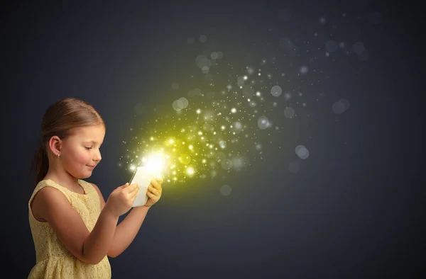 Pequeño niño jugando en la tableta brillante — Foto de Stock