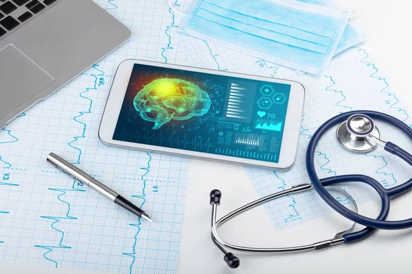 Diagnostik auf Tablet mit Gehirn-Funktionalitätskonzept — Stockfoto