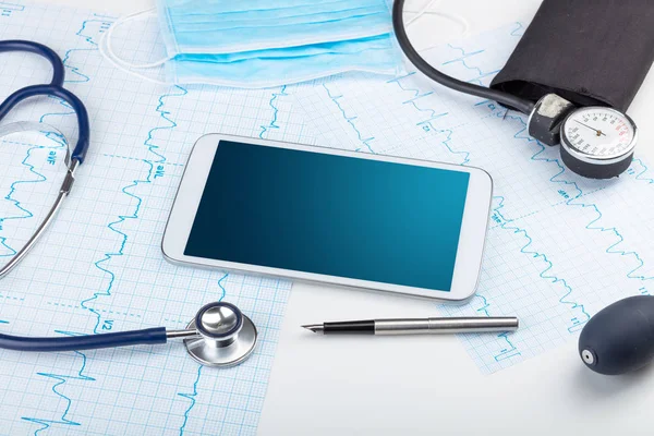 Medicina e conceito de tecnologia moderna com copyspace em tablet — Fotografia de Stock