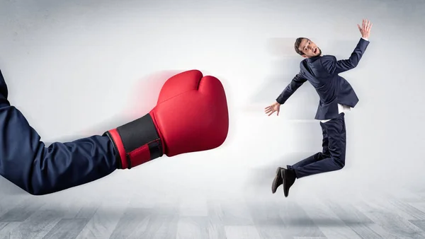Röd boxning handske knockar lilla affärsman — Stockfoto