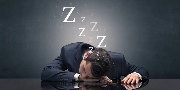 Бизнесмен заснул в офисе — стоковое фото