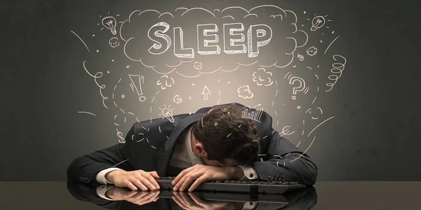 Geschäftsmann schlief mit Ideen, Schlaf und müdem Konzept an seinem Arbeitsplatz ein — Stockfoto