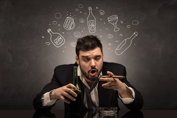 Ubriaco uomo con doodle alcol bottiglie concetto — Foto Stock